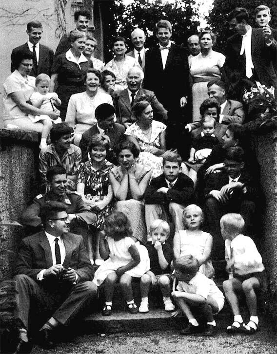 Карл Густав Юнг в окружении семьи.